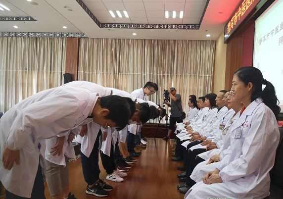 傳承有人！普洱市中醫(yī)醫(yī)院第3批“師帶徒”啟動(dòng).jpg